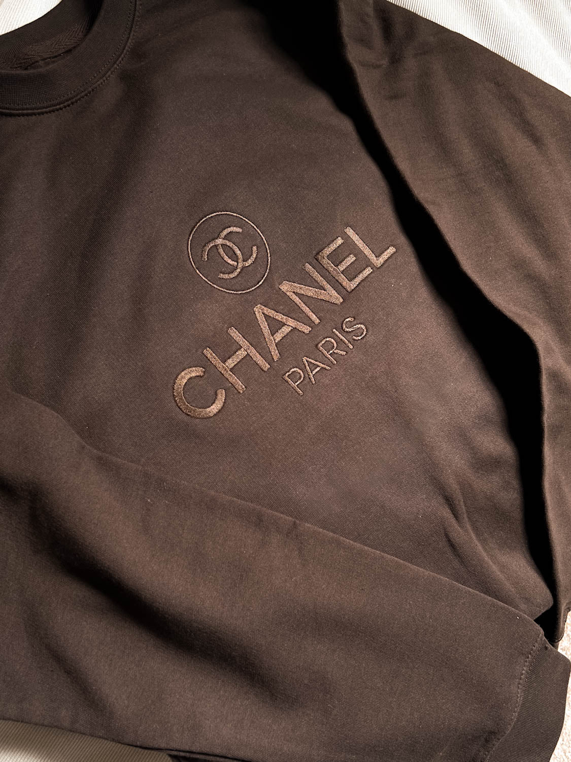 Paris Vintage Inspired Women's Sweatshirt in Chocolate