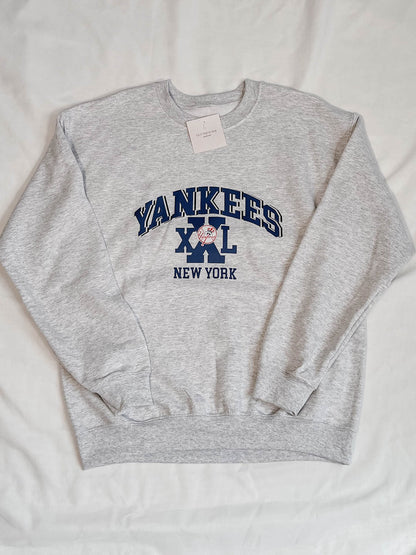 IMPERFECT / SALE - Yankees Ash Sweater M Out The Purse
